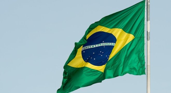 bandeira-brasileira-hasteada-19112018065715849