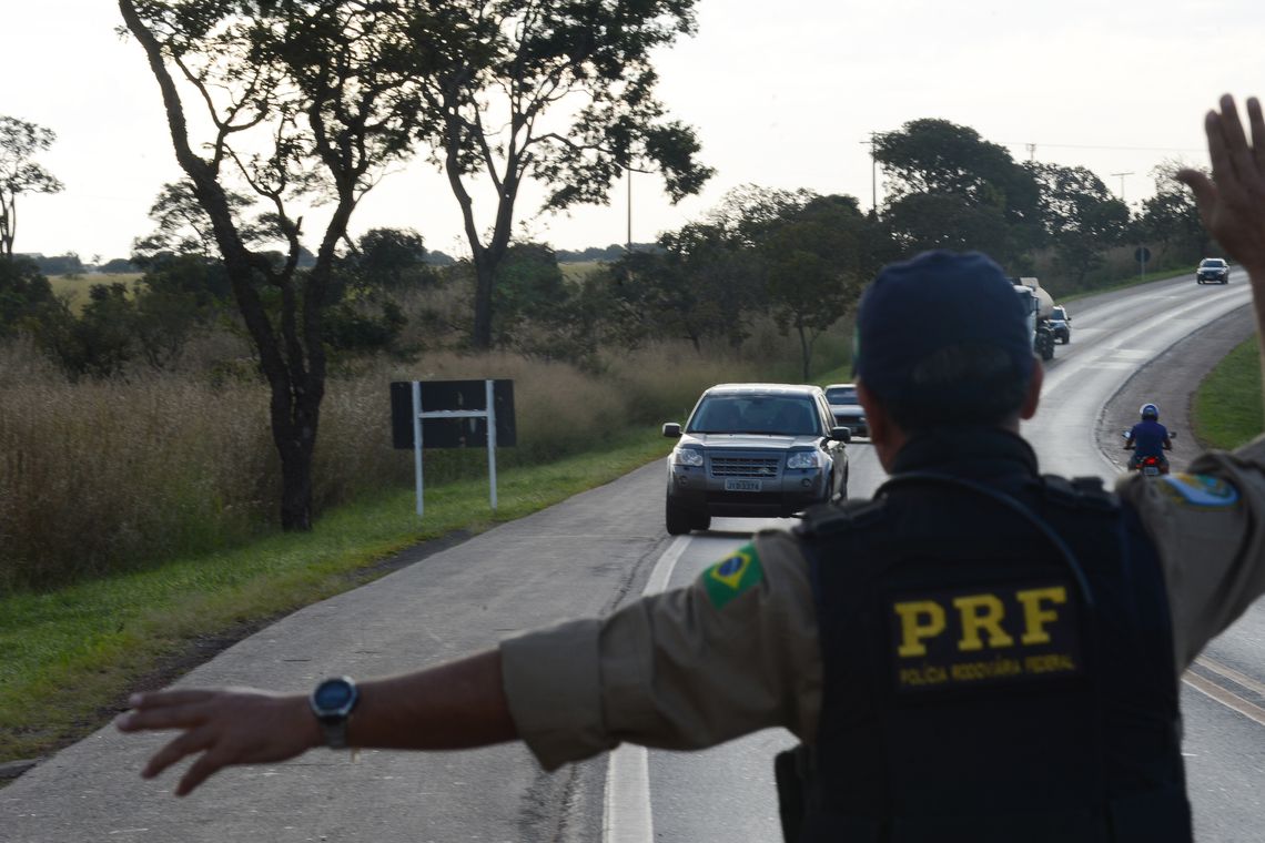 PRF intensifica fiscalização de condutas imprudentes no quilometro trinta e cinco da BR-040 (Marcello Casal Jr/Agência Brasil)