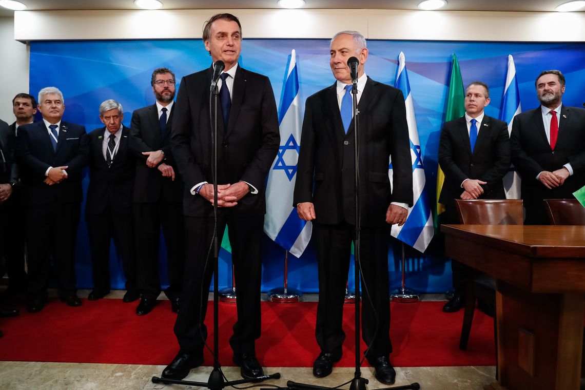 O presidente da República, Jair Bolsonaro, o primeiro-ministro de Israel, Benjamin Netanyahu, e ministros durante cerimônia de assinatura de acordos.
