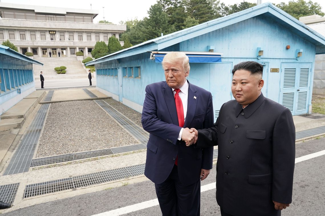 O presidente dos EUA, Donald Trump, se encontra com o líder norte-coreano Kim Jong Un na zona desmilitarizada que separa as duas Coréias, em Panmunjom, na Coreia do Sul